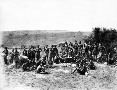 Gruppo di Zulu che fanno il loro Scouff, c.1895 da South African Photographer